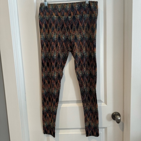 LuLaRoe Tall and Curvy Leggings  - multi color abstract chevron dot print - Picture 2 of 9